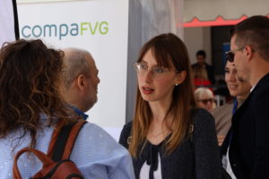 Eleonora Bertossi parla con un visitatore