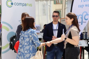 Diamo il benvenuto ai visitatori allo stand