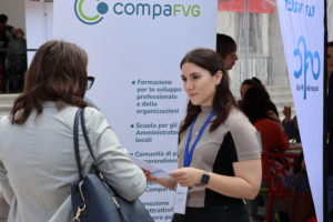 Federica Grion parla con una visitatrice